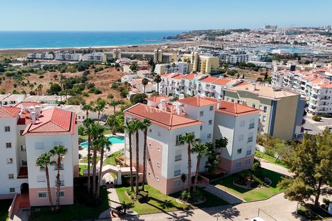 Cet élégant appartement de deux chambres entièrement meublé est situé dans une copropriété calme et familiale, à quelques minutes de marche des plages et du centre-ville de Lagos. La communauté fermée dispose d'une piscine privée, d'un court de tenni...