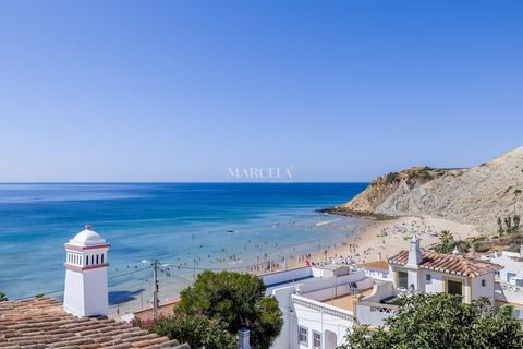 Located in Vila do Bispo. Townhouse located in the center of the picturesque village of Burgau, just a stone's throw from the beach. The house consists of 3 floors and is arranged as follows: On the ground floor, we find a living room, a kitchen, a p...