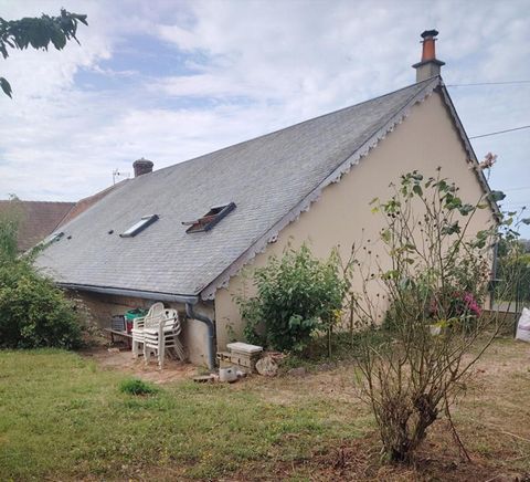 L et JM BRELET vous proposent cette longère bien restaurée, dans village avec commerce et environ 15 kms de Vendôme et la gare TGV qui dessert Paris Montparnasse. Cette maison déjà bien restaurée, avec studio indépendant, offre de belles possibilités...