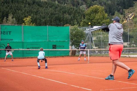 L'accogliente appartamento è a soli 1 km dal centro della comunità nazionale di parcheggio Fusch. Circondato da montagne e moderne arredati, offre spazio per un massimo di 6 persone. Una cucina ben equipaggiata, un ampio soggiorno con paesaggio viven...