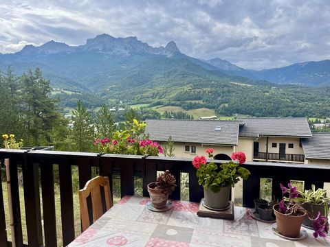 In Barcelonnette, T2 apartment in a residence on the heights of Barcelonnette The apartment consists of an entrance hall on a small bedroom, a bathroom, separate toilet, a living room with kitchenette and a south balcony offering a magnificent view o...