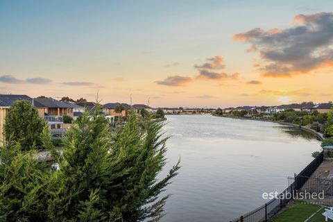 Uitgestrekt en mooi gepresenteerd, deze uitzonderlijke woning met een opvallend adres biedt een unieke leefomgeving voor een gezin. Dit uitzonderlijke huis beschikt over ruime woonruimtes, kwaliteitskenmerken overal, onberispelijk gepresenteerd en me...