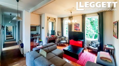 A29875OD24 - Beautiful town house with character in the Périgueux arena area. This 3-storey house offers sought-after features right in the heart of Périgueux. First floor comprises a very large garage with utility room, wc and independent office. Po...