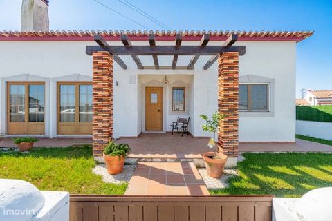 Detached 3 bedroom villa, with garage and patio, in a private condominium of 6 villas, in Cesaredas, Lourinhã. Single storey house with good areas and in very good condition. Comprising 1 suite, 2 bedrooms, living room, 1 bathroom, kitchen equipped w...