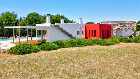 Diese moderne Villa wurde von einem norditalienischen Architekten, der sich in Apulien verliebt hat, entworfen und im Jahr 2011 erbaut. Das Haus verfügt über die feinsten Oberflächen und Materialien, die eine schöne Leinwand schaffen, die die Bewohne...