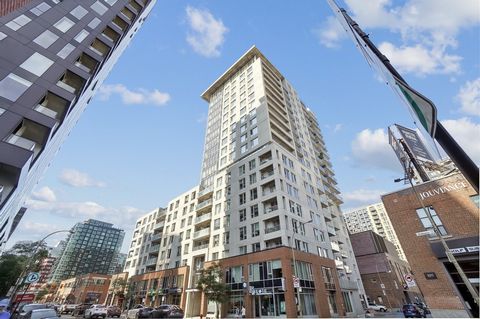 Ce superbe condo de coin offre une luminosité exceptionnelle grâce à ses grandes fenêtres qui baignent l'espace de lumière naturelle. Situé au 10eme étage dans le quartier Griffintwon, ce condo de style contemporain dispose de deux chambres à coucher...