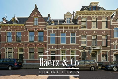 Prachtig gelegen, goed onderhouden karakteristiek drielaags herenhuis (ca. 289 m2), met zonnige beschutte achtertuin, originele details en achteringang! De woning heeft vrij zicht aan de voorzijde, en naast comfort (vloer- en dakisolatie, zonnepanele...