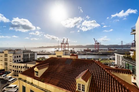 Come and discover this unique apartment, in the Ribeirinha area, in the Lapa neighborhood, in Lisbon. Inserted in a renovated typical Lisbon façade, in a prestigious street, a stone's throw from the Tagus River and all amenities (public transport, sc...