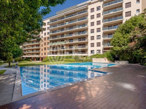 3-bedroom apartment with 177 sqm of gross private area, a garage for two cars, and an 18 sqm balcony overlooking the pool and garden, located in the private condominium Amorosa Place, in the center of Odivelas. The apartment features a spacious entra...