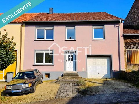 Je vous propose à la vente cette belle maison en plein cœur du village ; Elle est fonctionnelle, saine et très bien entretenue. Le bien est situé dans une commune très calme, proche frontière allemande, à 15mn de Creutzwald, 15mn de l'autoroute A4, 2...