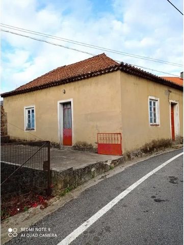 Conjunto de 3 Moradias para restauro em lugar acolhedor e tranquilo com dois pisos localizadas na aldeia de castelo. Na aldeia do Castelo tem vários locais de interesse turístico nas proximidades por explorar como Parque de Merendas do Chão do Brejo,...