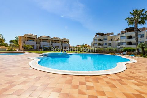 Excelente apartamento de 2 habitaciones ubicado en uno de los condominios más prestigiosos de Vilamoura. Este apartamento tiene dos dormitorios, uno de ellos en suite, un gran salón comedor con acceso directo a un amplio balcón con vistas al jardín y...