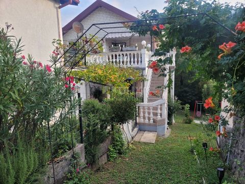 Location: Primorsko-goranska županija, Vinodolska Općina, Tribalj. CRIKVENICA, TRIBALJ - due case con edificio ausiliario su ampio giardino Nell'entroterra di Crikvenica, a soli tre chilometri dalla prima spiaggia, vendiamo due belle case indipendent...