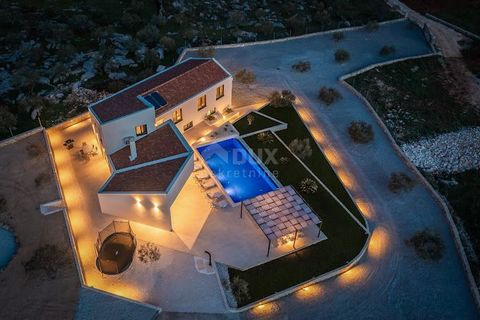 Location: Splitsko-dalmatinska županija, Trogir, Bilin Dolac. DALMACIJA, TROGIR Villa di lusso con piscina Villa di lusso in un'ottima posizione vicino a Trogir. Si tratta di un design estremamente moderno con interni ed esterni accuratamente dispost...