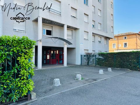 Route de Genas à Bron, à 5 min de Lyon 3 vous découvrirez cette charmante copropriété calme et bien entretenue. Idéal pour un premier achat cet appartement, intégralement rénové, se trouve à proximité des commerces et des services de proximité. Au 5è...