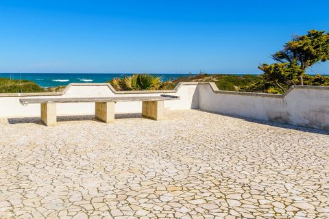 La propriété se trouve littéralement près des dunes de Torre Rinalda , connue pour ses plages de sable blanc immaculées et ses magnifiques eaux bleues claires. C’est un petit paradis, où que vous vous tourniez, il y a une plage magnifique ! À la Vill...