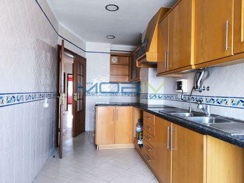 Apartamento duplex T2+4 ao nível de segundo andar sem elevador Composto por: 1 Piso - Sala com lareira e varanda, 2 quartos com roupeiros embutidos sendo um deles suíte, casa de banho, cozinha equipada. 2 Piso - 3 quartos todos com roupeiros e janela...