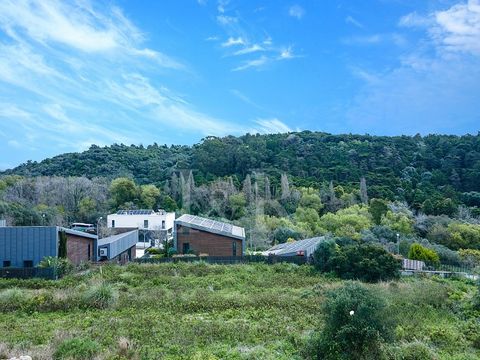 Plot of land for building a contemporary-style villa in Várzea, surrounded by countryside, with stunning views of the Serra de Sintra and located 30 minutes from the centre of Lisbon. Situated in a new urbanization in the surrounding Parque Natural S...