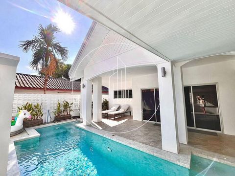 Villa di lusso con piscina a Phuket - Rawai Area Scopri questa villa a un piano situata sull'isola paradisiaca di Phuket, nella ricercata zona di Rawai. Offre tre ampie camere da letto, una piscina privata, un'ampia terrazza ideale per momenti di rel...