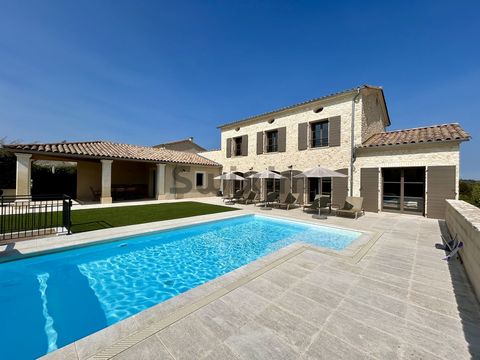 Vivez le luxe et le confort dans cette magnifique maison située à quelques minutes d'Uzès. Cette propriété de prestige offre 5 suites spacieuses, et autant de salles de bain. Le bien est situé sur un terrain de 1200 m2, parfait pour vous qui cherchez...