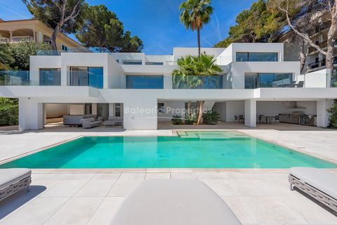 Diese einzigartige und herausragende Villa befindet sich in perfekter Lage direkt am Meer von Cala Vinyes und ermöglicht es Ihnen, direkt ins Meer abzusteigen , ein Luxus, den nur wenige Immobilien auf Mallorca bieten können. Die Villa bietet viel Pr...