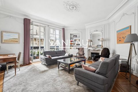 PARIS XVI - PASSY The Vaneau Group presents you, in the heart of the Passy district, a family apartment of 205.55m² Loi Carrez in a building with superb common areas with elevator. It consists of: a spacious entrance, a double living room, an indepen...