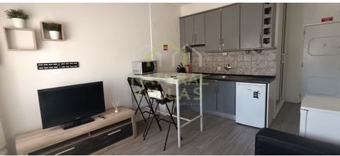 Disponible à partir du 15 septembre : Excellent éclairage naturel, meublé et équipé, à Quarteira. Cet appartement de 1 chambre, situé dans le centre de Quarteira, en Algarve, se distingue par son emplacement privilégié et son excellent état de conser...