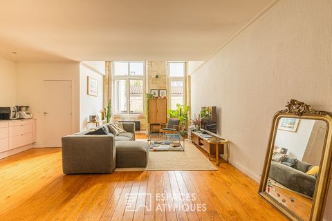 A deux pas de la place Pey-Berland et dans une rue calme, cet appartement de 104m2 prend place au second étage d'un immeuble en pierre. Idéalement situé sur cour et traversant est-ouest, il jouit d'une belle lumière et d'un calme absolu. L'entrée de ...