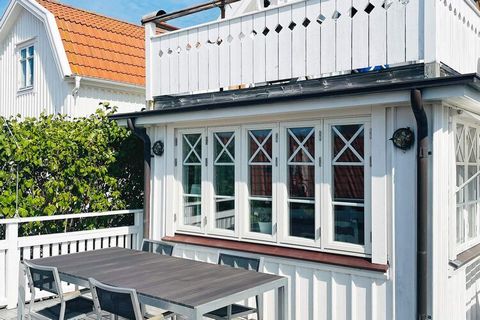 Willkommen in dieser zauberhaften Ferienunterkunft mit Meerblick über Kyrkesundet! Hier kann das Frühstück draußen auf der Terrasse mit atemberaubender Aussicht in der Morgensonne genossen werden! Mit nur 20-30 m Abstand, via charmanten Gassen zwisch...