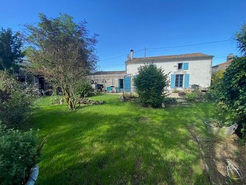 EXCLUSIVITE Dans un lieu dit proche de LE GUA à 10 MINUTES DE SAUJON Maison charentaise de 145 m2 dont 128 habitables comprenant : Une pièce de vie de 48 m2, une cuisine aménagée et équipée de 14 m2, une chambre de 10 m2, une salle d'eau de 5 m2 avec...