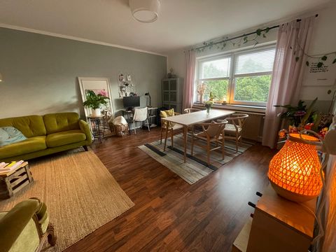 The flat is perfectly located in the beautiful Ottostrasse and has a great layout. I live here alone (my previous tenant lived here with her partner). Public transport can be reached on foot within 5 minutes (Ehrenfeld station / line 5 / Liebe 13) an...