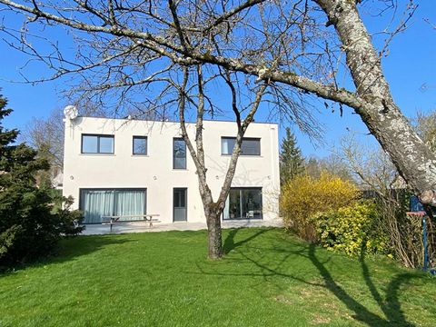 SUPERBE MAISON CONTEMPORAINE située à 15 km de Coulommiers. Elle dispose de 6 pièces et de 188 m2 habitables. Construite selon les dernières normes de construction RT 2012/RT 2020. Au rez-de-chaussée, une entrée avec porte donnant sur le garage, une ...