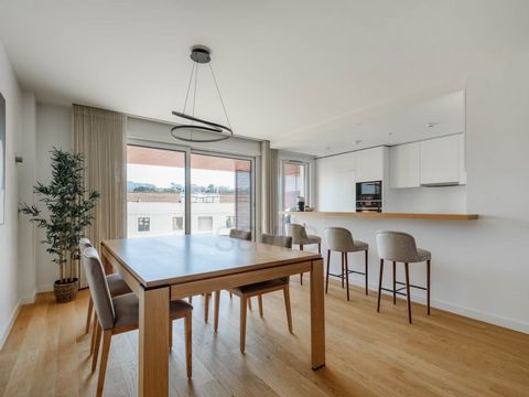 Appartement meublé de 3 chambres, dans une copropriété privée, avec salle de sport équipée, parking vélos, aire de jeux pour enfants, potager et terrain de padel. Un développement contemporain conçu par l'architecte Arnaldo Brito. 148,63m2 ABP + 13,0...