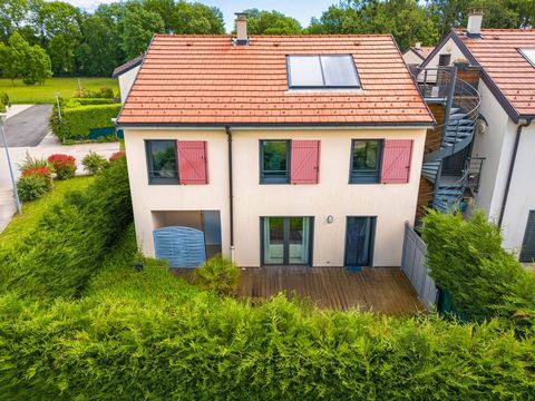 Versonnex, Elégante et volumineuse maison comportant de beaux aménagements, actuellement composée de trois grandes chambres, potentiellement cinq. Dans la copropriété calme et familiale de Verte Lilette, cette maison offre une généreuse pièce de vie ...