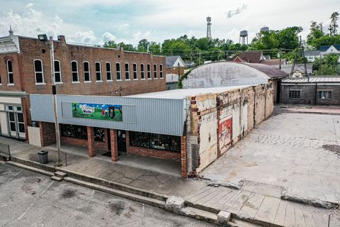 A rare opportunity to own a building and business located on the Downtown Square in Cassville, Missouri. This well-established and thriving Wishing Wells flea market is the largest in town. The building consists of over 7500 square feet with over 90 ...