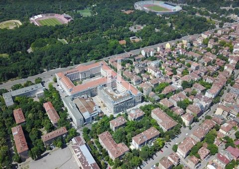 Unique Estates présente à votre attention un bureau exclusif et entièrement fini dans le quartier le plus préféré et le plus paisible - le quartier de Svetlana. Yavorov, à quelques mètres du pont des Aigles, à vendre. Les locaux sont situés en face d...