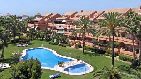 This luxury duplex penthouse is located just a few minutes from Puerto Banús and a few steps from the beach. It has three bedrooms and two terraces with views of the community gardens and pool. The master bedroom is located upstairs and has an en-sui...