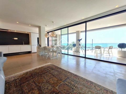 We present this spectacular beachfront apartment, located in a modern building from 2015. Perfect for those who want to combine comfort and exclusive lifestyle. This impeccable home, ready to move into, will welcome you with a unique luminosity thank...