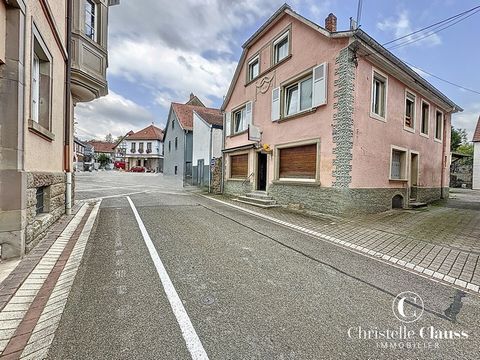 In Romanswiller bieden wij een groot huis uit 1954 te koop aan, ideaal gelegen in het hart van het dorp, dicht bij alle voorzieningen. Met een oppervlakte van 198 m2 op een perceel van 3,25 are, stijgt dit huis op 3 niveaus en heeft het drie onafhank...