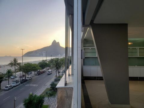 Appartamento situato nel quadrilatero d'oro di Ipanema, con vista frontale sulla spiaggia e su Morro Dois Irmãos. Ci sono 3 camere da letto sul retro (originariamente 4), con vista sul giardino d'inverno. Due suite sono dotate di vasca idromassaggio....