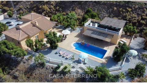 Entdecken Sie das mediterrane Leben in seiner schönsten Form mit dieser exklusiven Finca in Algarrobo, an der wunderschönen Costa del Sol. In absoluter Privatsphäre gelegen, bietet diese einzigartige Immobilie atemberaubende Panoramablicke auf das gl...