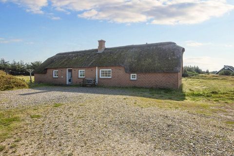 Nur 200 m von der Nordseeküste entfernt finden Sie dieses reetgedeckte Poolhaus mit einer Größe von 200 m². Das Haus steht ca. 12 km von Thyborøn entfernt, wo es verschiedene Erlebnisse für die ganze Familie gibt, z.B. das Aquarium JyllandsAkvariet o...