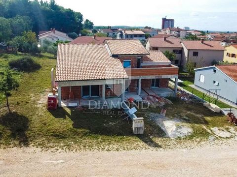 Location: Istarska županija, Poreč, Poreč. OPPORTUNITY! Poreč, surroundings, semi-detached house with swimming pool for rent! The place is located in the western part of Istria in the area between the river Mirna in the north and the Lim channel in t...