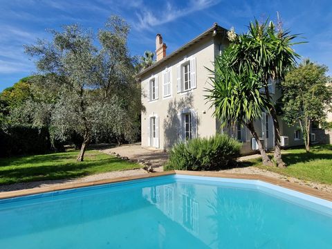 This early 20th-century bourgeois house, fully renovated, combines the charm of the past with modern comfort. Located at the end of a quiet cul-de-sac, in a peaceful and serene setting, it is just a few minutes' walk from shops and less than 500 mete...