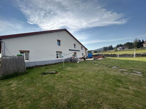 Située à proximité du paisible village de Mouthe, à quelques minutes de la frontière Suisse, à 30 minutes de Pontarlier et de Jougne, cette charmante ancienne ferme rénovée avec goût est en pleine nature, au calme, proche de toutes commodités. Elle a...