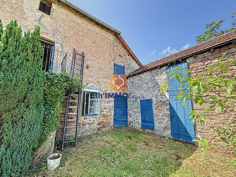 Te koop op het platteland, halfvrijstaand stenen huis, op 10 minuten van Charolles en 20 minuten van Cluny. Huis te renoveren met momenteel twee woonkamers voor een oppervlakte van 60 m2. Deze woning zit vol potentie, Een uitbreiding is mogelijk van ...