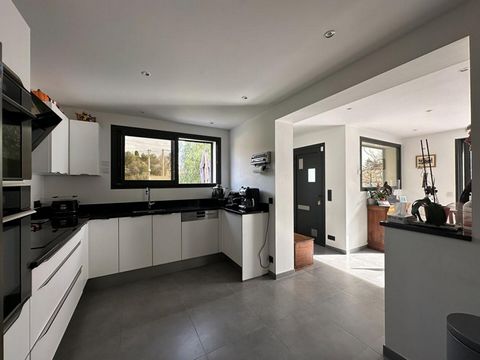 Toulon Ouest, les 4 chemins des routes, Rare dans ce quartier, cette belle villa contemporaine de 155 m² habitable sur un terrain de 700 m² proches des commodités, au calme absolu. Elle comprend une entrée desservant un salon/salle a manger qui s'ouv...