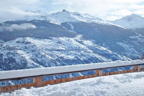 Ce chalet de luxe récemment construit est situé dans le domaine skiable des 4 Vallées. Les 3 chambres offrent de l'espace pour une famille ou un petit groupe d'amis. Le balcon et la terrasse sont orientés vers le sud et l'ouest, ce qui permet de béné...