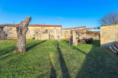 Location: Istarska županija, Poreč, Poreč. Poreč, surroundings, autochthonous property for adaptation! Only 15 km from Poreč, an autochthonous property for renovation is for sale. The house is spread over two floors, has a total of 130 m2 and consist...