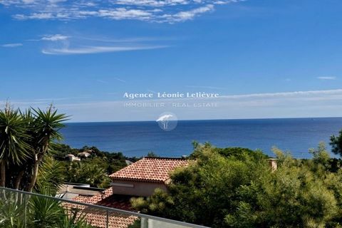 Les Issambres, house of approximately 140 m² with beautiful sea view, completely renovated and located on a plot of 698 m². It includes an entrance opening onto the living room opening onto the terrace, an open kitchen, a master bedroom with shower r...